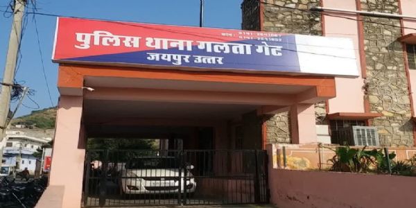 महिला के कपड़े और लाल लहंगे में फंदे से लटका मिला तीन बच्चों का पिता