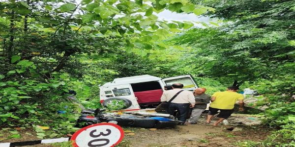 नंदगांव के पास सड़क से नीचे उतरा असम के यात्रियों का टेंपो ट्रेवल