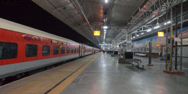 रेल मदद हेल्पलाइन, टॉक बैक यूनिट और अत्याधुनिक अग्नि सुरक्षा प्रणाली यात्रियों को बना रही है अधिक सुरक्षित