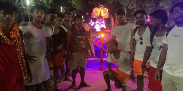 शिवभक्ति और राष्ट्रभक्ति का अद्भुत संगम, कोलकाता के भक्तों ने बनाया 300 किलो का विशाल कांवड़