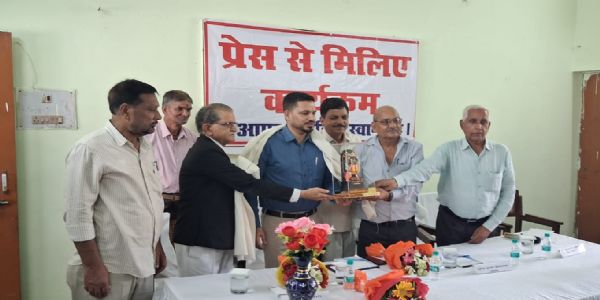 प्रेस से मिलिए कार्यक्रम : जिलाधिकारी ने गिनाए विकास कार्य, बाेले - पंचकोसी परिक्रमा मार्ग समय से होगा तैयार