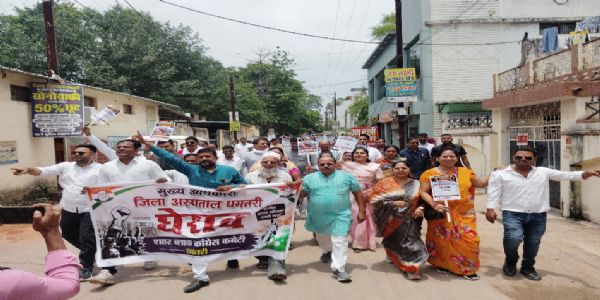 विशेषज्ञ डाक्टरों की कमी समेत आठ सूत्रीय मांगों पर कांग्रेस का सीएमएचओ कार्यालय घेराव