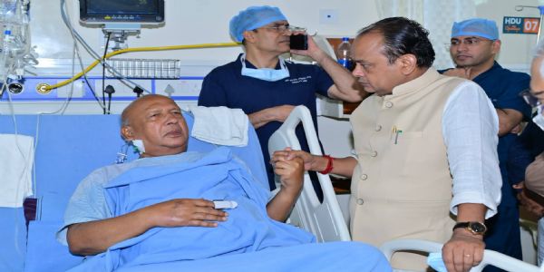 स्वास्थ्य मंत्री ने अस्पताल पहुंचकर सरयू राय का जाना हालचाल