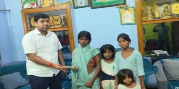 पीड़ित परिवार को राजद नेता ने दी सहायता राशि