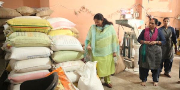 सागर में मध्याह्न भोजन व्यवस्था का कलेक्टर ने किया निरीक्षण, केंद्रीयकृत रसोई से लेकर विद्यालय तक परखी गुणवत्ता