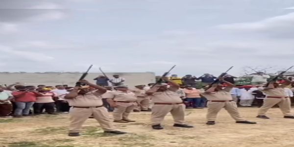 पुलिस लाइन में गूंजी अंतिम सलामी, थाना प्रभारी को पुष्पचक्र अर्पित कर दी श्रद्धांजलि