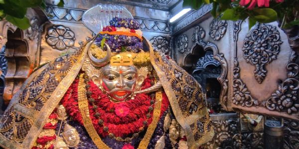 काशी के कोतवाल बाबा कालभैरव का भव्य हिम हरियाली शृंगार,मंदिर में उमड़े भक्त