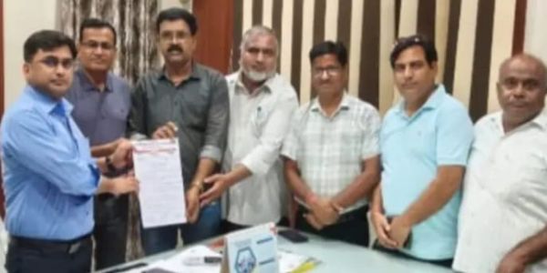 शिक्षकों की समस्याओं को लेकर शिक्षक संघ ने बीएसए को सौंपा ज्ञापन
