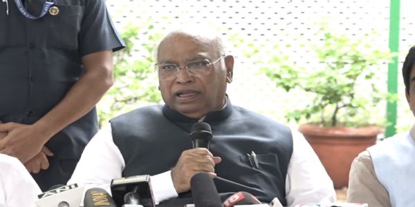 छात्रों पर कार्रवाई को लेकर प्रधानमंत्री मांगें माफी, गृहमंत्री संसद में दें जवाब : खरगे