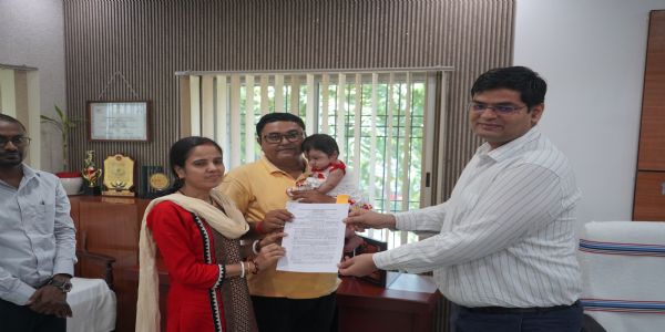 दत्तक ग्रहण प्रक्रिया के तहत पश्चिम बंगाल के दंपति को डीएम ने सौंपा बच्ची को