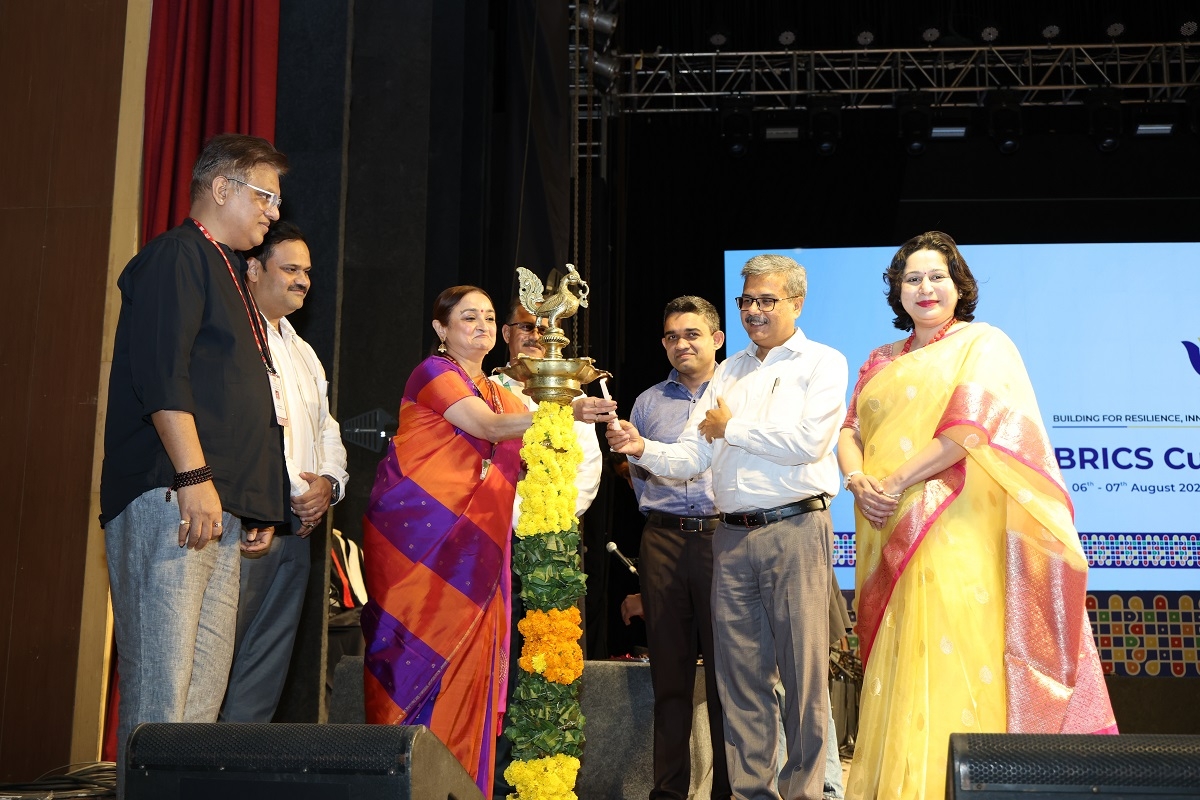 भोपाल में ब्रिक्स सांस्कृतिक महोत्सव का शुभारंभ करते हुए अतिथि भोपाल में ब्रिक्स सांस्कृतिक महोत्सव का शुभारंभ करते हुए अतिथि