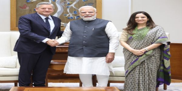 नेटफ्लिक्स के सीईओ डेट सारंडोस (बाएं) और प्रधानमंत्री नरेन्द्र मोदी (मध्य में)। फोटो - प्रधानमंत्री नरेन्द्र मोदी के एक्स हैंडल से।