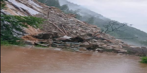 जनपद चमोली अंतर्गत राष्ट्रीय राजमार्ग बद्रीनाथ स्थान हेलग के पास में मलवा आने से मार्ग अवरूद्व l