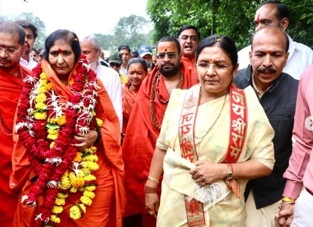 साध्वी ऋतंभरा और केंद्रीय राज्य मंत्री सावित्री ठाकुर मां वाग्देवी के दर्शन को जाते हुए साध्वी ऋतंभरा और केंद्रीय राज्य मंत्री सावित्री ठाकुर मां वाग्देवी के दर्शन को जाते हुए