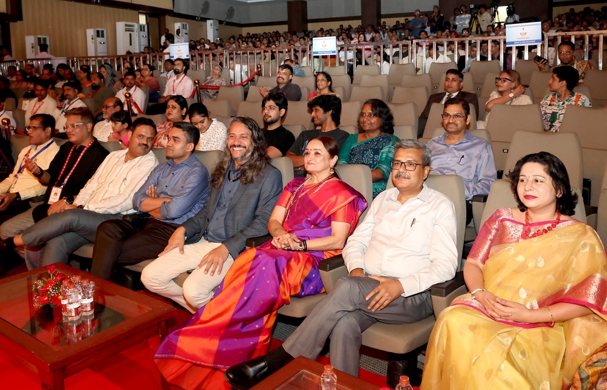 भोपाल में ब्रिक्स सांस्कृतिक महोत्सव में प्रस्तुतियों का लुत्फ उठाते विदेशी मेहमान भोपाल में ब्रिक्स सांस्कृतिक महोत्सव में प्रस्तुतियों का लुत्फ उठाते विदेशी मेहमान