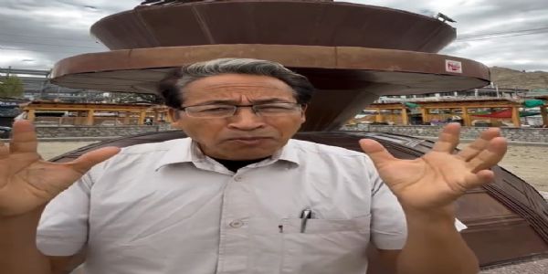 वीडिओ में अपनी बातों को रखते हुए सोनम वांचुक की तस्वीर वीडिओ में अपनी बातों को रखते हुए सोनम वांचुक की तस्वीर