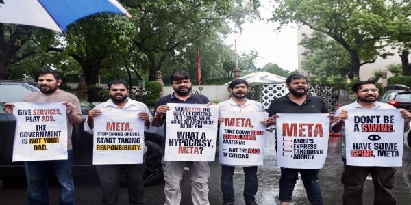 नई दिल्ली में गुरुवार को ताज होटल के बाहर मेटा के खिलाफ प्रदर्शन करते भारतीय युवा कांग्रेस (आईवाईसी) के कार्यकर्ता। नई दिल्ली में गुरुवार को ताज होटल के बाहर मेटा के खिलाफ प्रदर्शन करते भारतीय युवा कांग्रेस (आईवाईसी) के कार्यकर्ता।