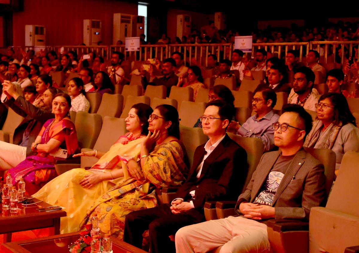 भोपाल में ब्रिक्स सांस्कृतिक महोत्सव में प्रस्तुतियों का लुत्फ उठाते विदेशी मेहमान भोपाल में ब्रिक्स सांस्कृतिक महोत्सव में प्रस्तुतियों का लुत्फ उठाते विदेशी मेहमान
