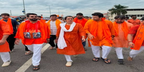 तेजस्वी सूर्या कावड़ यात्रा करते हुए। तेजस्वी सूर्या कावड़ यात्रा करते हुए।