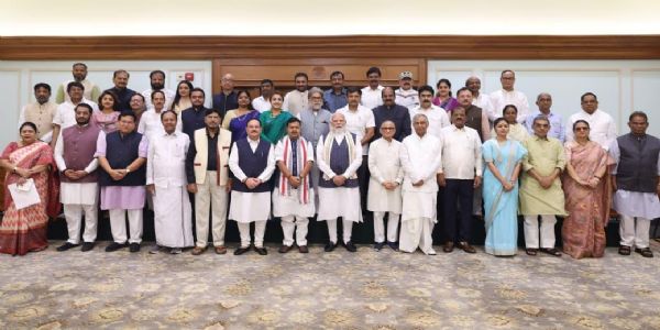 प्रधानमंत्री मोदी ने की एनडीए में शामिल नए सांसदों से मुलाकात प्रधानमंत्री मोदी ने की एनडीए में शामिल नए सांसदों से मुलाकात