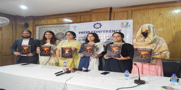 पत्रकार वार्ता के दौरान विशेषज्ञों ने जारी की रिपोर्ट पत्रकार वार्ता के दौरान विशेषज्ञों ने जारी की रिपोर्ट