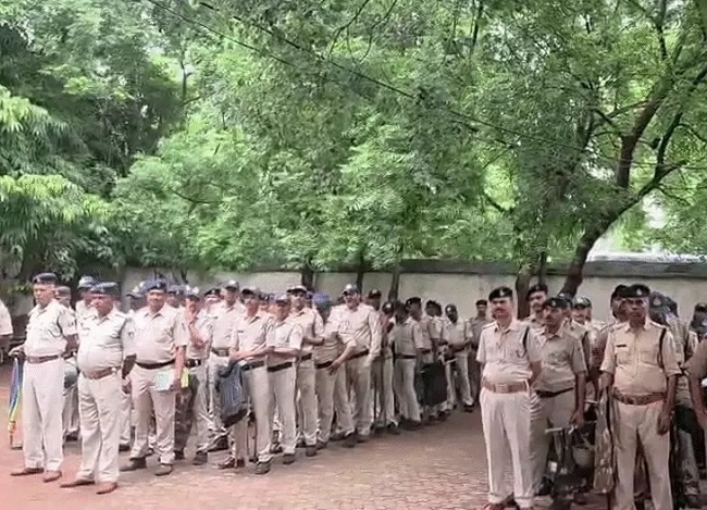 भोजशाला परिसर के पीछे निर्धारित स्थान पर नमाज के दौरान तैनात पुलिस भोजशाला परिसर के पीछे निर्धारित स्थान पर नमाज के दौरान तैनात पुलिस