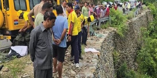 खाई में गिरी कार, पांच लोगों की मौत, एक लापता