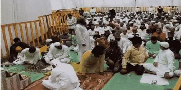 भोजशाला परिसर के पीछे निर्धारित स्थान पर नमाज के लिए पहुंचे मुस्लिम पक्ष के लोग भोजशाला परिसर के पीछे निर्धारित स्थान पर नमाज के लिए पहुंचे मुस्लिम पक्ष के लोग