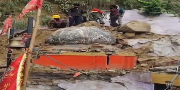 हरिद्वार में रेलवे टनल के पास पहाड़ी से गिरे बोल्डर, प्राचीन काली मंदिर को नुकसान