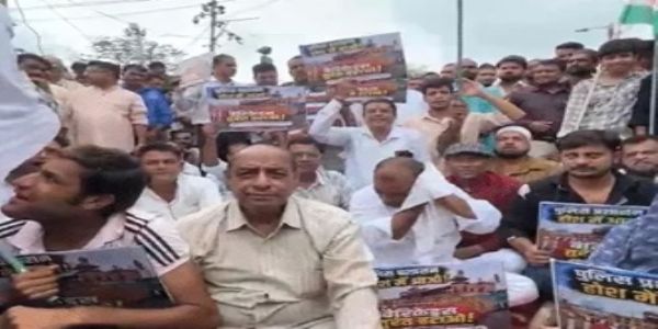 भोपाल: मोती मस्जिद के पास बैरिकेड्स हटाने को लेकर धरने पर बैठे व्यापारी, चौक-लखेरापुरा बाजार रहे बंद
