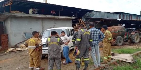 प्लाईवुड फैक्ट्री में भीषण आग से मचा हड़कंप, लाखों की संपत्ति हुई राख