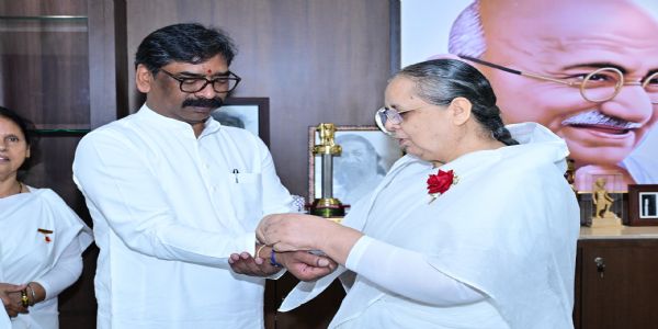 मुख्यमंत्री हेमन्त सोरेन को ब्रह्माकुमारी बहनों ने बांधी राखी, दिया सद्भावना का संदेश