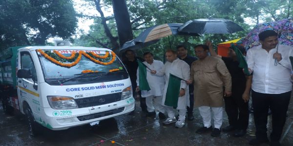 महापौर ने उत्तरी क्षेत्र में 35 ऑटो टिप्पर को हरी झंडी दिखाकर सफाई बेड़े में किया शामिल