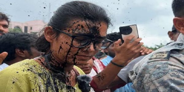 जेपीएससी-जेएसएससी अभ्यर्थियों के आंदोलन में पहुंचीं आइसा राष्ट्रीय अध्यक्ष पर फेंकी स्याही
