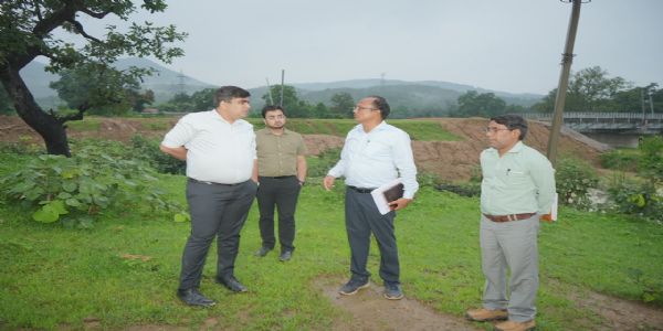 कोरबा कलेक्टर कुणाल दुदावत ने सड़कों और स्वास्थ्य सुविधाओं का लिया जायजा, कार्यों में तेजी के निर्देश