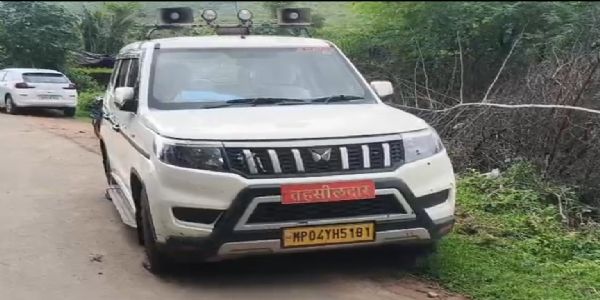 अशोकनगर में ट्रक पलटने से क्लीनर की मौत, सरकारी वाहन की भूमिका पर उठे सवाल; चालक पर प्रकरण दर्ज