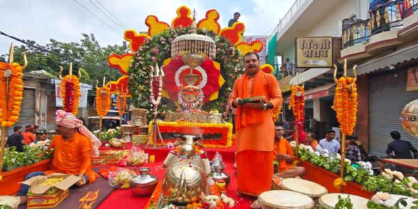 जाैनपुर में 40 वर्षों की परंपरा के साथ निकली बोल बम कांवरिया संघ की भव्य शोभायात्रा, बाबा बैद्यनाथ धाम के लिए रवाना हुए श्रद्धालु