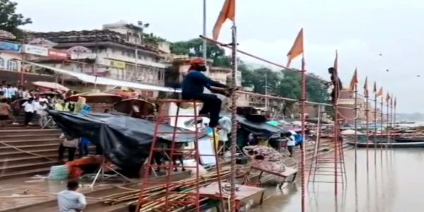 वाराणसी में गंगा के बढ़ते जलस्तर के कारण आरती के स्थान प्रभावित, अस्सी घाट पर स्थान बदला