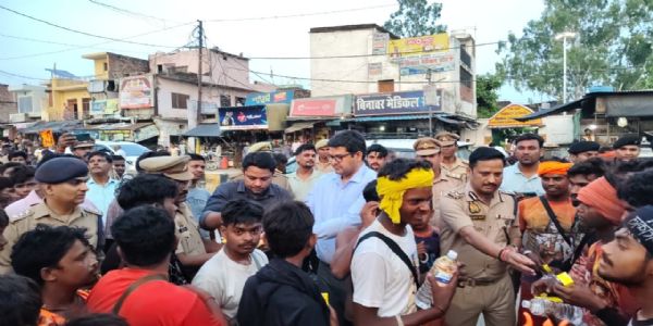 कांवड़ यात्रा: डीआईजी और मंडलायुक्त ने बांटे फल-प्रसाद, सुरक्षा इंतजामों का लिया जायजा