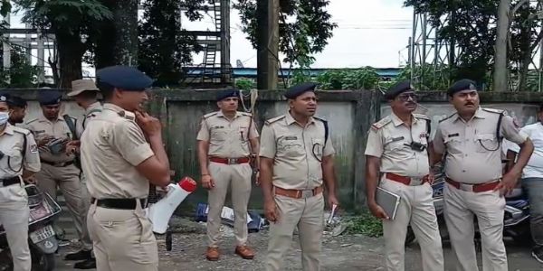 रेलवे जमीन पर अवैध निर्माण को लेकर हंगामा