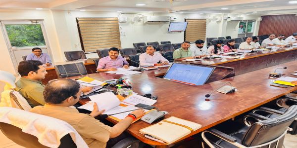 विकास कार्यों में लापरवाही पर सख्त हुए जिलाधिकारी