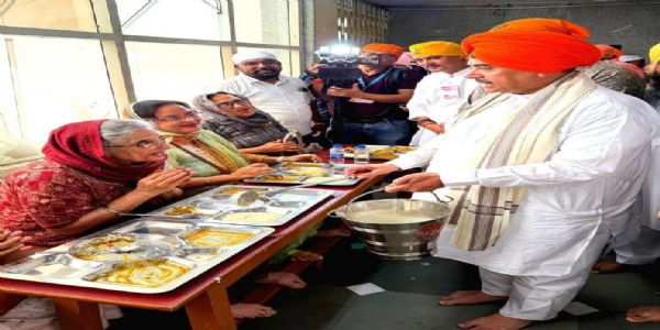 मुख्यमंत्री शुभेंदु अधिकारी ने भवानीपुर गुरुद्वारे में की सेवा, श्रद्धालुओं संग ग्रहण किया लंगर