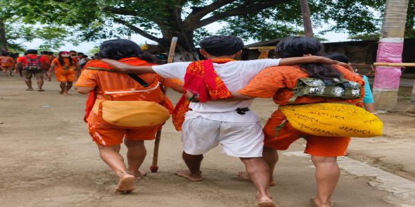 कांवरिया पथ पर दिखी मानवता की मिसाल, थके डाक बम को सहारा देकर मंदिर तक पहुंचाया