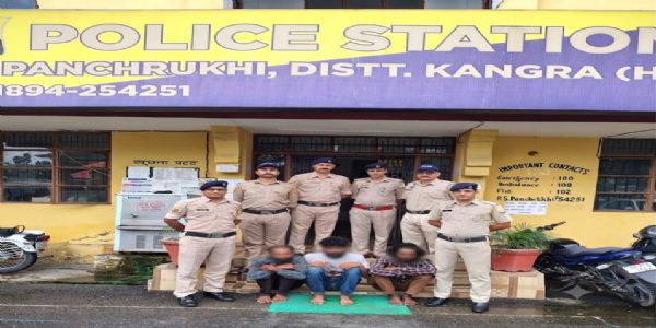 चोरी के मामले में तीन चोरों सहित आभूषण खरीदने वाला भी गिरफ्तार