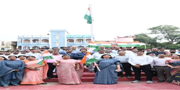 बक्सर में हर घर तिरंगा अभियान के तहत समाहरणालय में गूंजा राष्ट्रगान, डीएम ने किया हस्तकरघा वस्त्र अपनाने का आह्वान