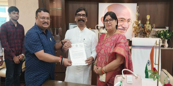 कोडरमा के कॉलेजों को विनोबा भावे विवि में रखने को लेकर विधायक ने मुख्यमंत्री को सौंपा ज्ञापन