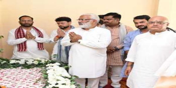 जल शक्ति मंत्री ने पूर्व मंत्री स्व. हनुमंत सिंह को दी श्रद्धांजलि, परिजनों से मिल जताया शोक