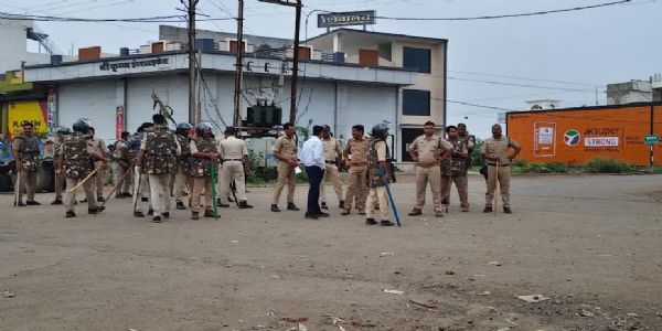 सुवासरा में व्यापारियों का अनिश्चितकालीन बाजार बंद, युवक और साथियों पर धमकी देने का आरोप