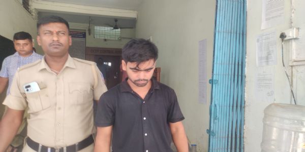 एटीएम में फर्जी हेल्पलाइन नंबर लगाकर ठगी, बिहार गैंग का सदस्य असम से गिरफ्तार
