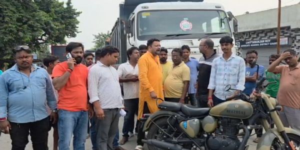 राख के प्रदूषण पर बवाल, डंपर रोककर स्थानीय लोगों ने किया प्रदर्शन
